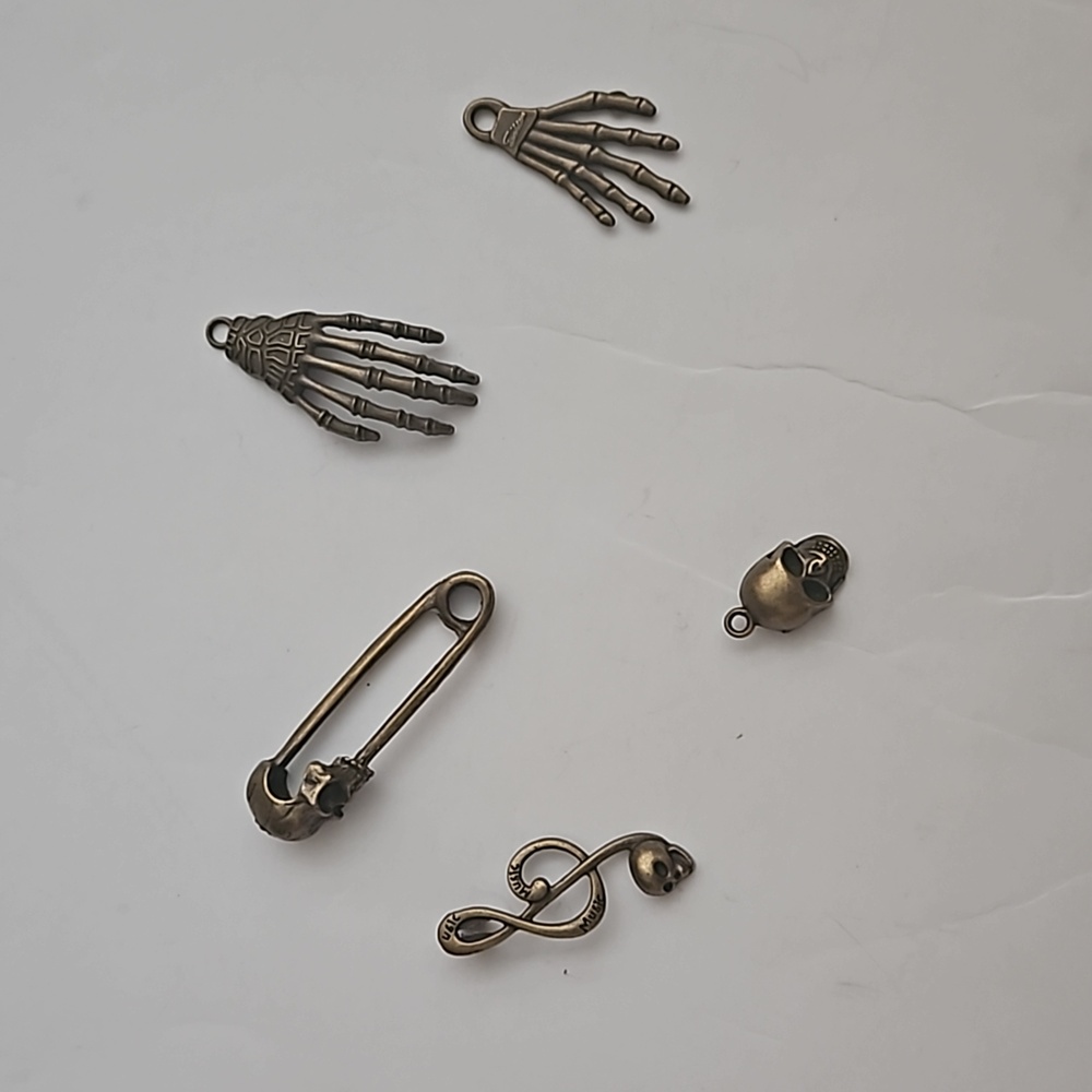 Skull/skeleton pendants set of five